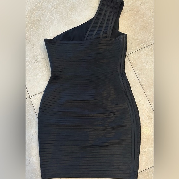 Women’s BCBG MaxAzria black one shoulder dress size 6 - Picture 3 of 3